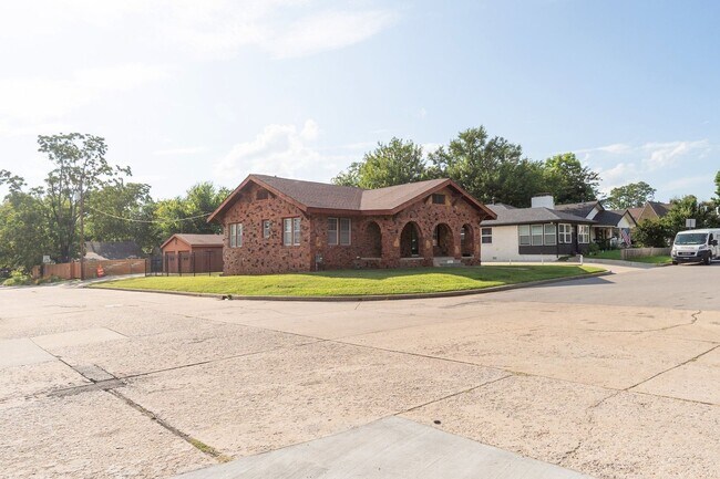 Building Photo - Midtown 3/2 with 2 Car Garage!