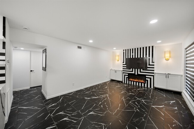 Building Photo - 2101 Fountain View Dr