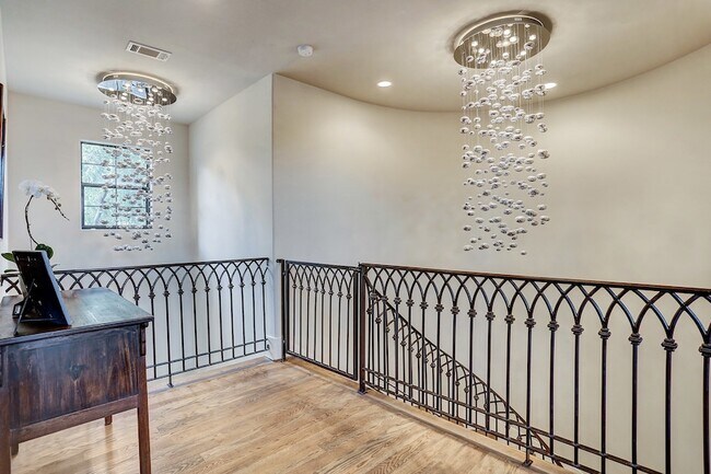 Building Photo - 5655 Locke Ln