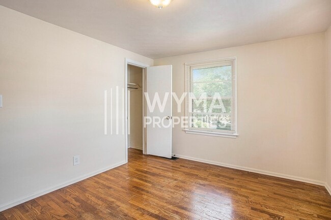 Building Photo - AVAILABLE MID-JULY!! 3 Bedroom, 1.5 Single...