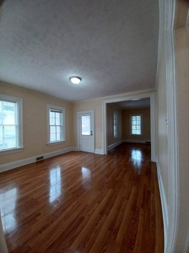 Building Photo - Very Large 3 Bedroom House with multiple B...