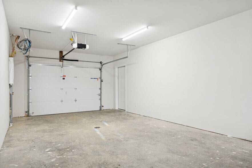 Building Photo - 2213 Lebanon Dr