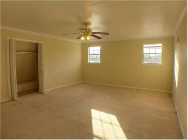 Building Photo - 112 Dewald Ln