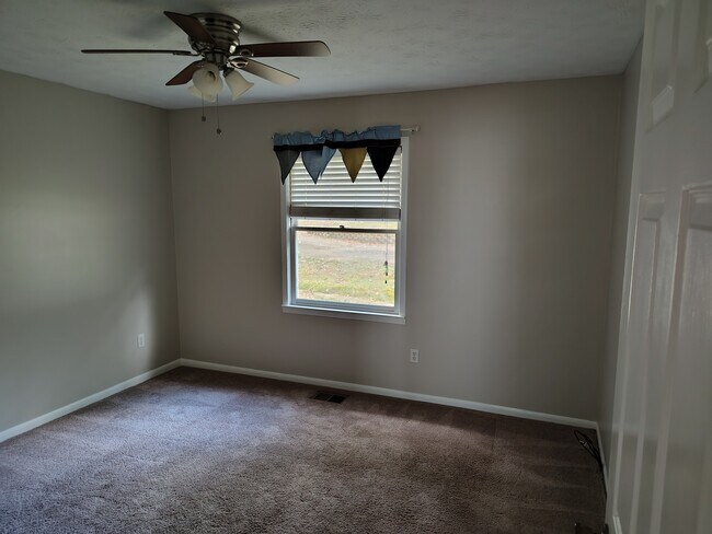 Building Photo - 2422 Happy Valley Cir