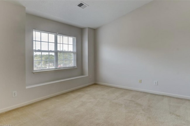 Building Photo - Amazing 2 bedroom 2.5 bathroom townhouse i...
