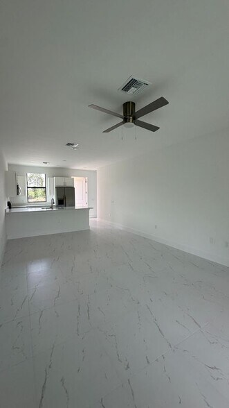 Building Photo - 1103 Dean St E