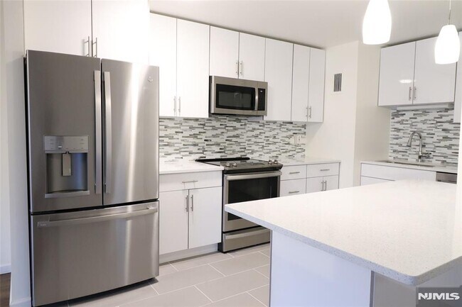 Building Photo - 1600 Center St