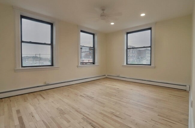 Building Photo - 327 8th St