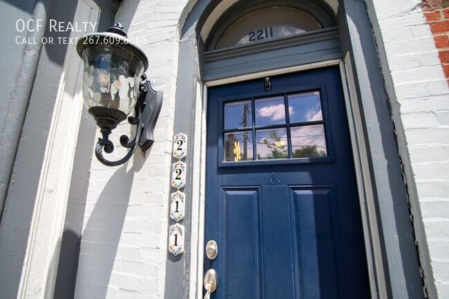 Building Photo - 2211 Bainbridge St