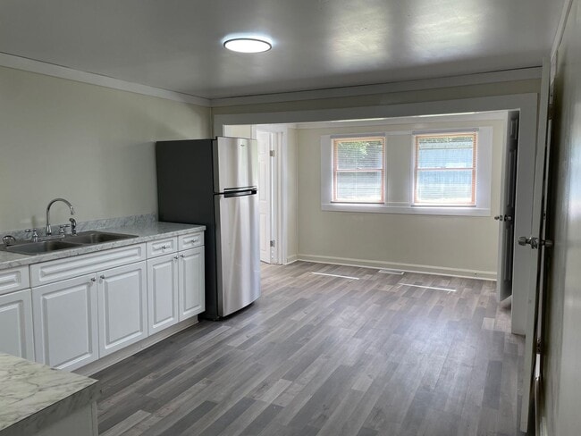 Building Photo - NEWLY RENOVATED 3 BED, 1.5 BATH WITH BONUS...