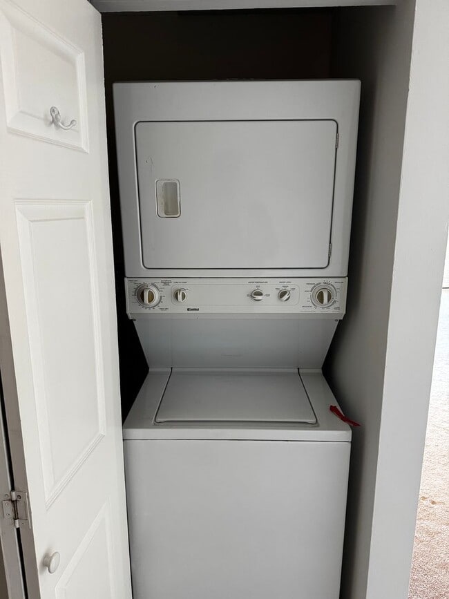 Building Photo - Bright & Spacious Condo in North Medford