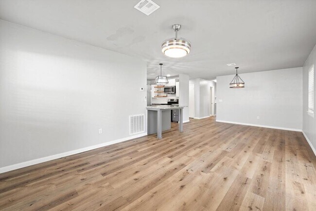 Building Photo - 132 Elwood Dr