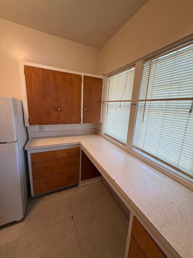 Building Photo - Super Cool Downtown Apartment!2 Bedroom, 1 Bathroom Apartment with Secure Entrance