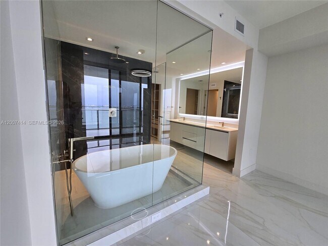 Building Photo - 700 NE 24th St