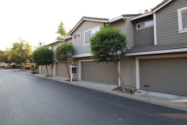 Building Photo - Townhouse 2 bedrooms, 2 1/2 baths, 2 car g...