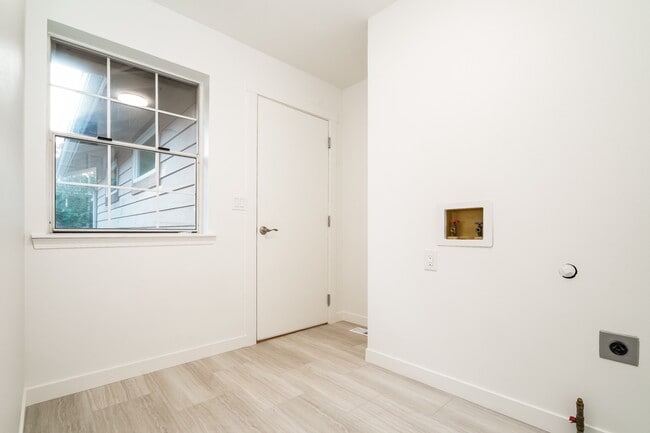 Building Photo - 3 bed 2 bath Home with Lake Views for Rent