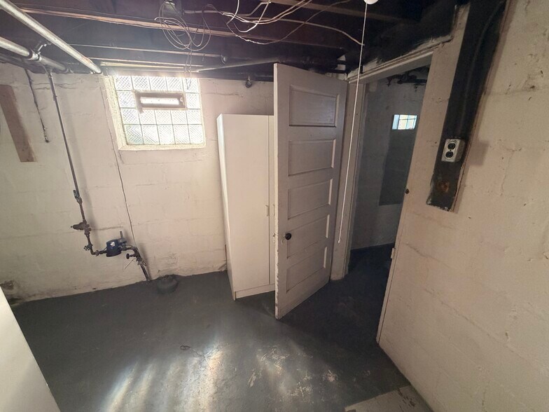 Building Photo - 248 Beverly Rd