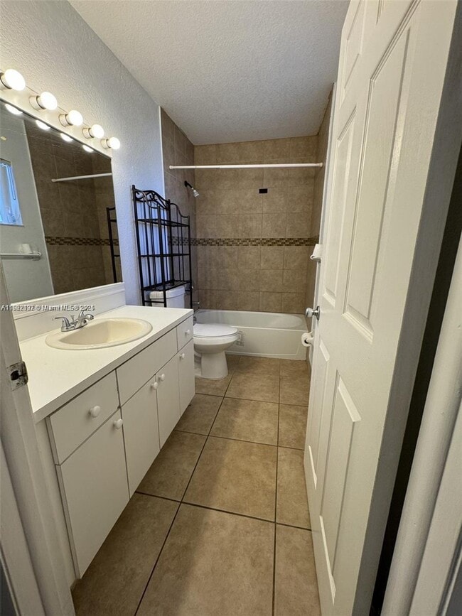 Building Photo - 915 SE 13th Rd