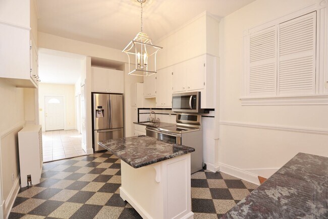 Building Photo - -- AVAILABLE 05/26/2026 -- MUSEUM DISTRICT CHARMER! 2 CAR GARAGE