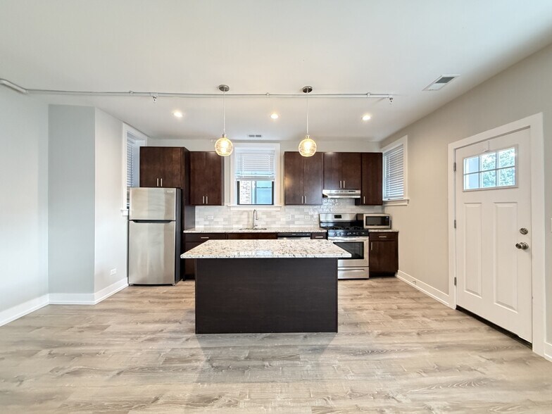 Building Photo - 913 Maple