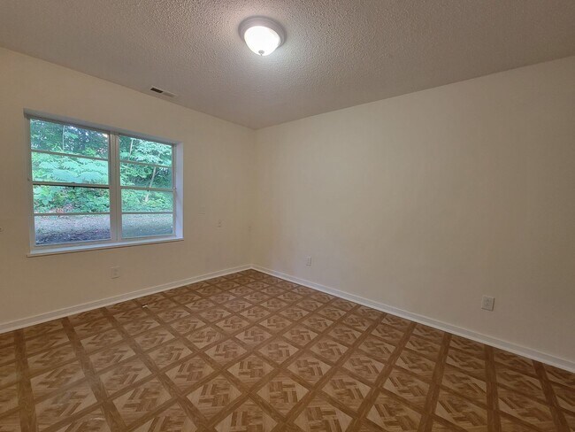 Building Photo - 753 Maple Grove St