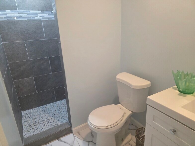 Building Photo - 13 Madison Pl