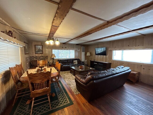 Building Photo - Great Neighborhood Near the Lake and Stateline Area - Long Term Rental