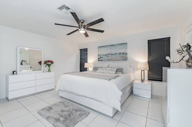 Building Photo - 830 SW 14th Ct