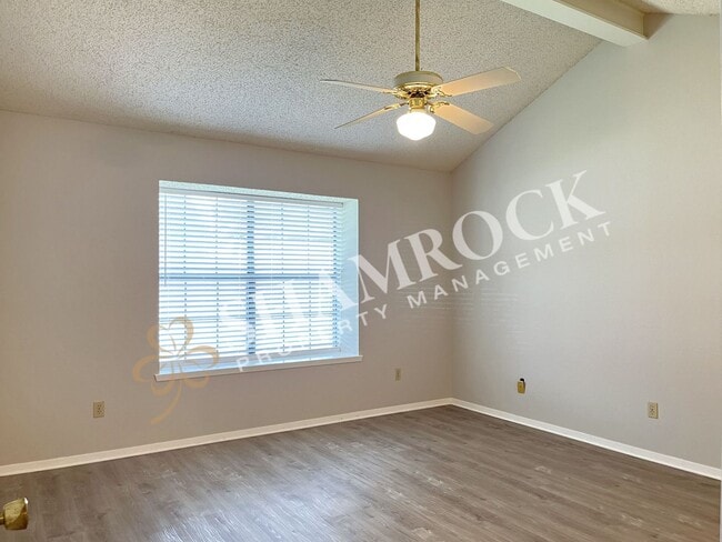 Building Photo - Midway Duplex