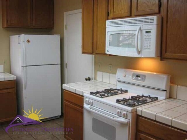 Building Photo - Open 2 Bed 2 Bath Natomas Duplex Unit
