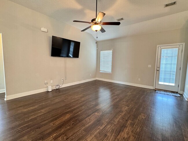 Building Photo - AVAILABLE OCTOBER 2025 [PET FRIENDLY]
