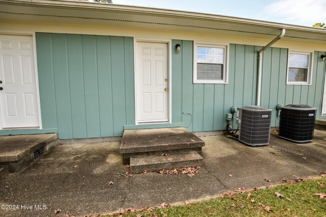 Building Photo - 1621 Halltown Rd