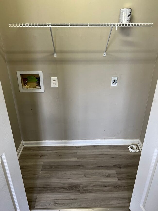 Building Photo - 3 Bedroom Home close to I24