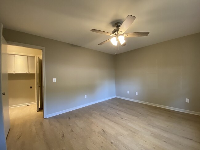 Building Photo - "Charming 2-Bedroom Gem with 850 Sq Ft of ...