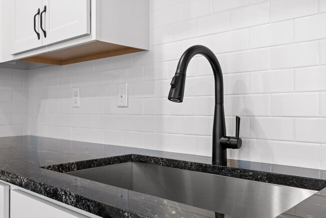 Building Photo - 715 Bespoke