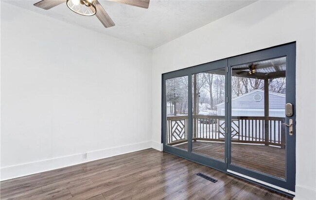 Building Photo - 230 W 39th St