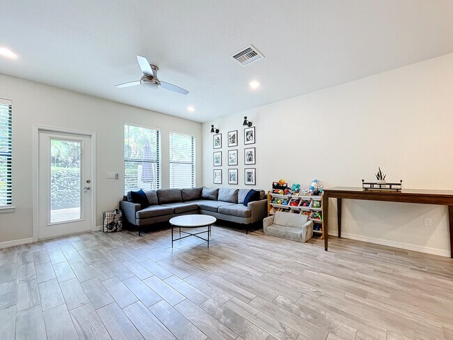 Building Photo - 2757 Troubadour St