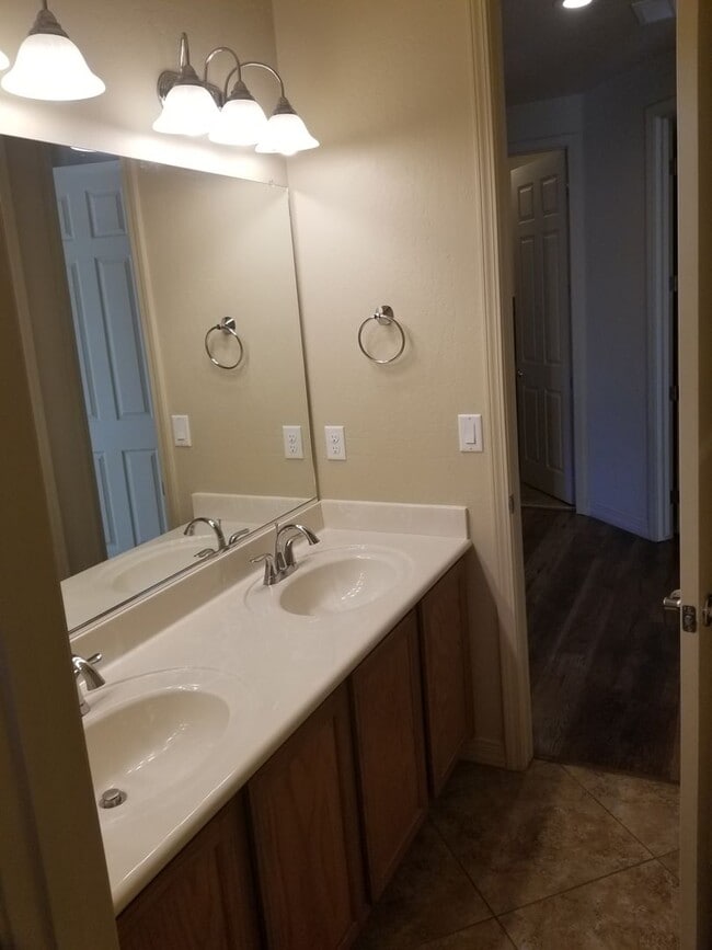 Building Photo - Beautiful, Pet Friendly, Multi-level, 2110 sqft, Luxury Townhouse w/A/C! 3 Bed, 2.5 Bath, + Loft ...