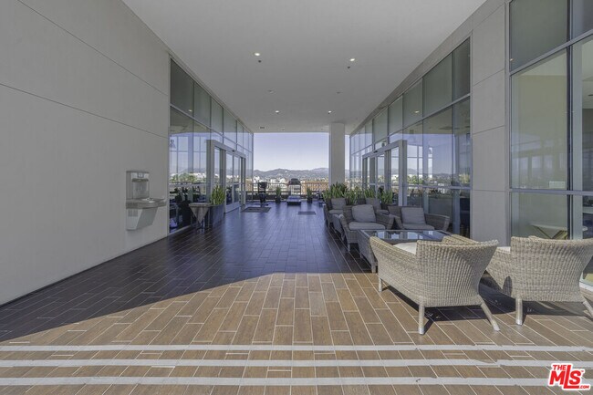 Building Photo - 3785 Wilshire Blvd