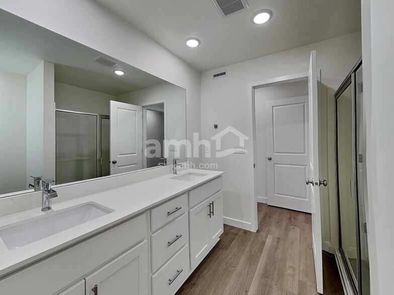 Building Photo - 1232 W Mahogany St