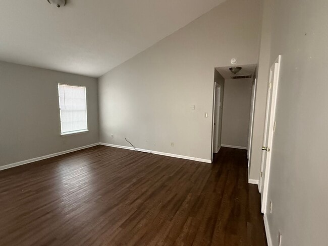 Building Photo - 304 Carriage Ln