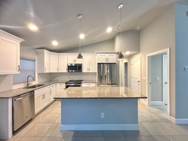 Building Photo - Modern 3 Bed, 2 Bath Home with Stylish Upgrades!