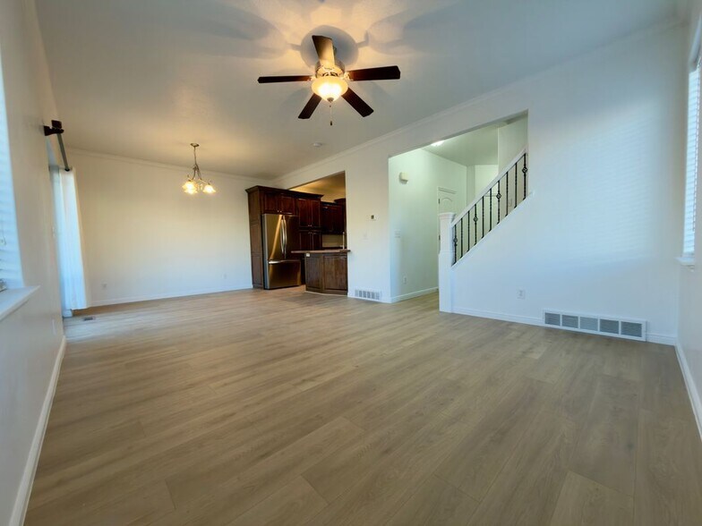 Building Photo - 664 E 110 S