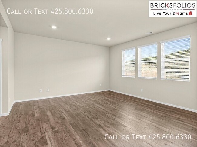 Building Photo - Inviting Home in Port Orchard with a Perfe...