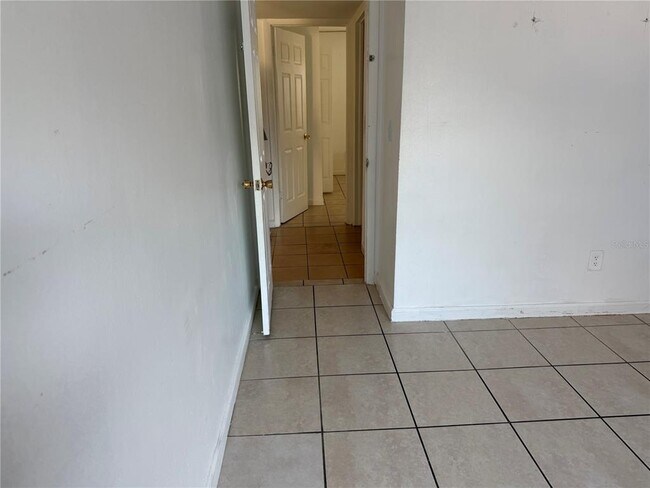 Building Photo - 7210 N Manhattan Ave