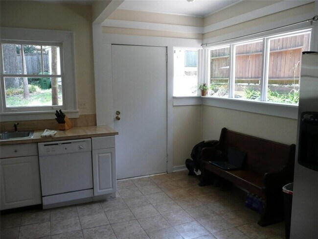 Building Photo - 1015 McLynn Ave NE