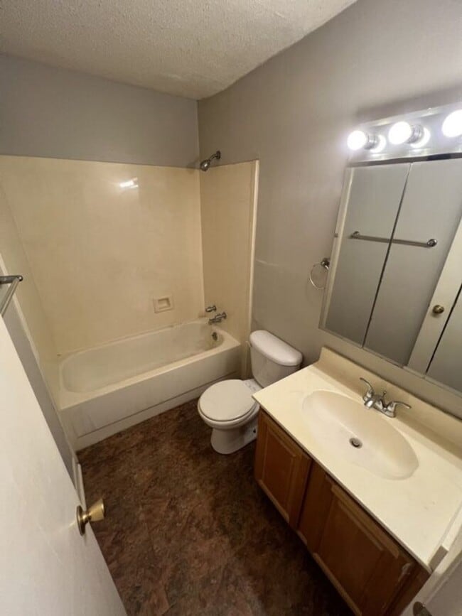 Building Photo - Stylish 2-Bed, 2-Bath Condo in Vibrant Mid...