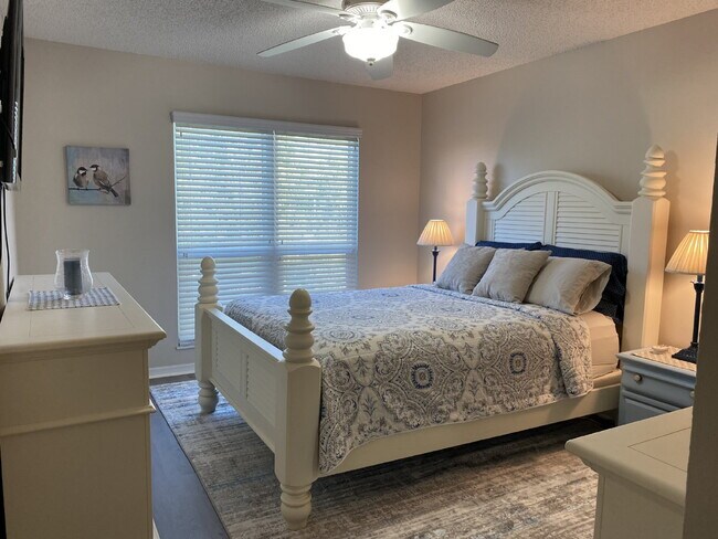 Building Photo - "Fully Furnished 2-Bed Condo Oasis in Tarpon Springs – Your Cozy Retreat Awaits!"
