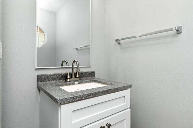 Building Photo - Charming 3-Bed, 2-Bath Townhome!
