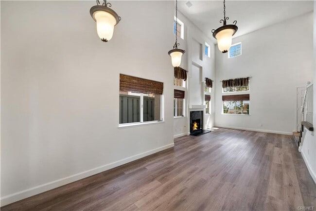 Building Photo - BEAUTIFUL LONE OAK HOME IN CALABASAS!